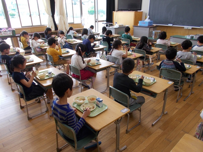 稲沢西小学校 食事中の様子