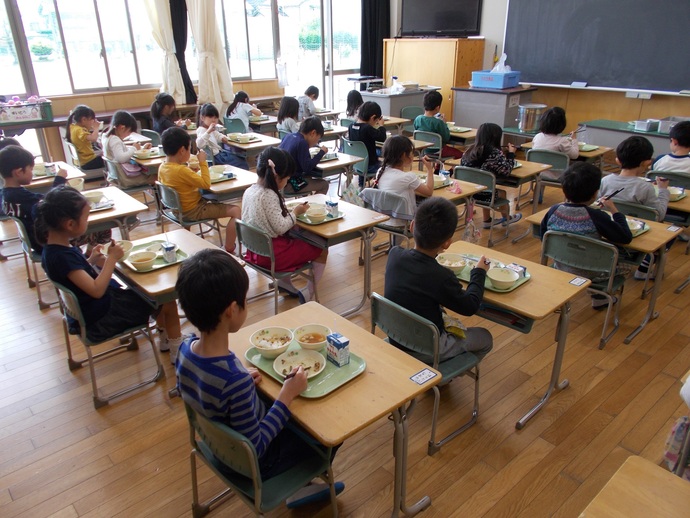 稲沢西小学校　食事中の様子