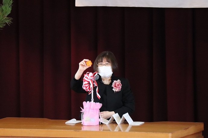 国分小学校 校長式辞の様子