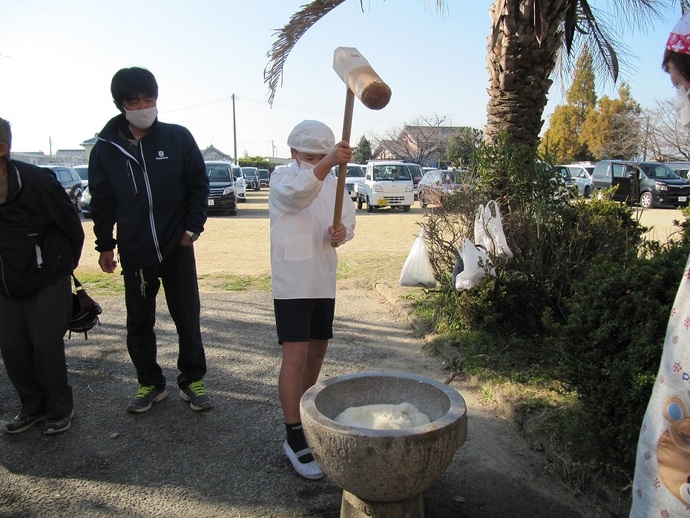 三宅小 餅つきをする児童の写真