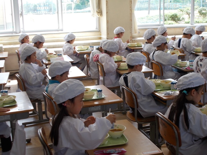 六輪小学校 黙食する様子