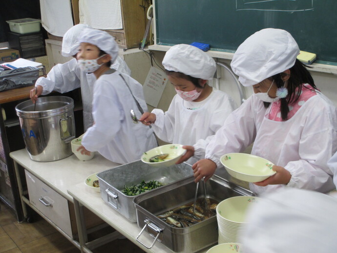 六輪小学校　給食の配膳の様子