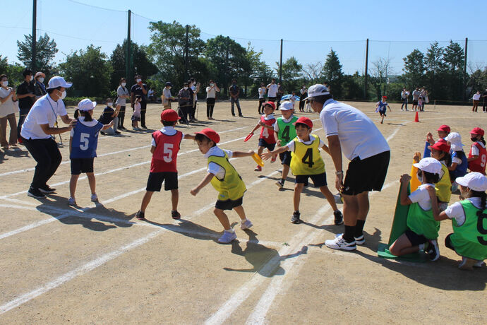 坂田小　紅白リレーの写真