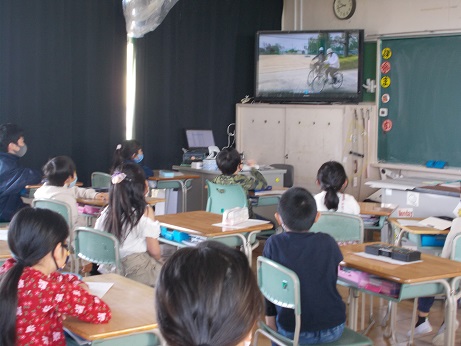 清水小 交通安全教室の様子1