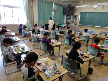 山崎小学校 給食風景