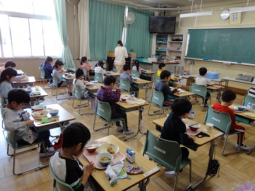 山崎小学校　給食風景