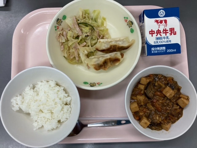 なすを使った給食の写真1