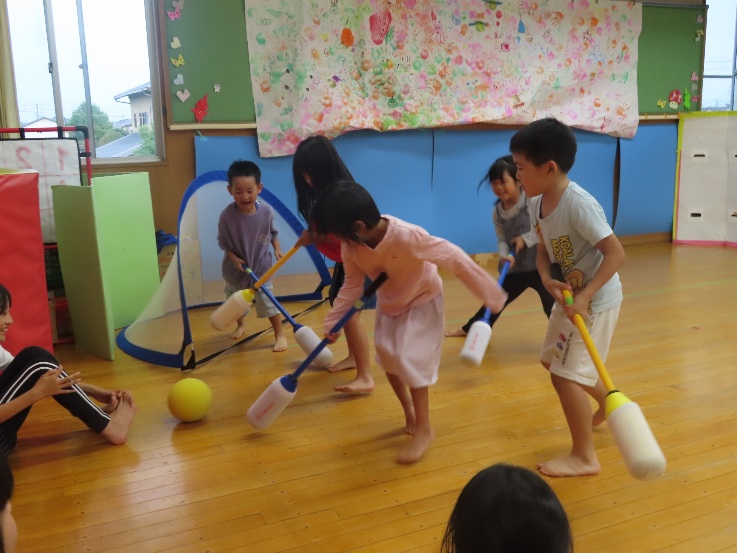 たくさんの子どもが机に向かって遊んでいる様子の写真