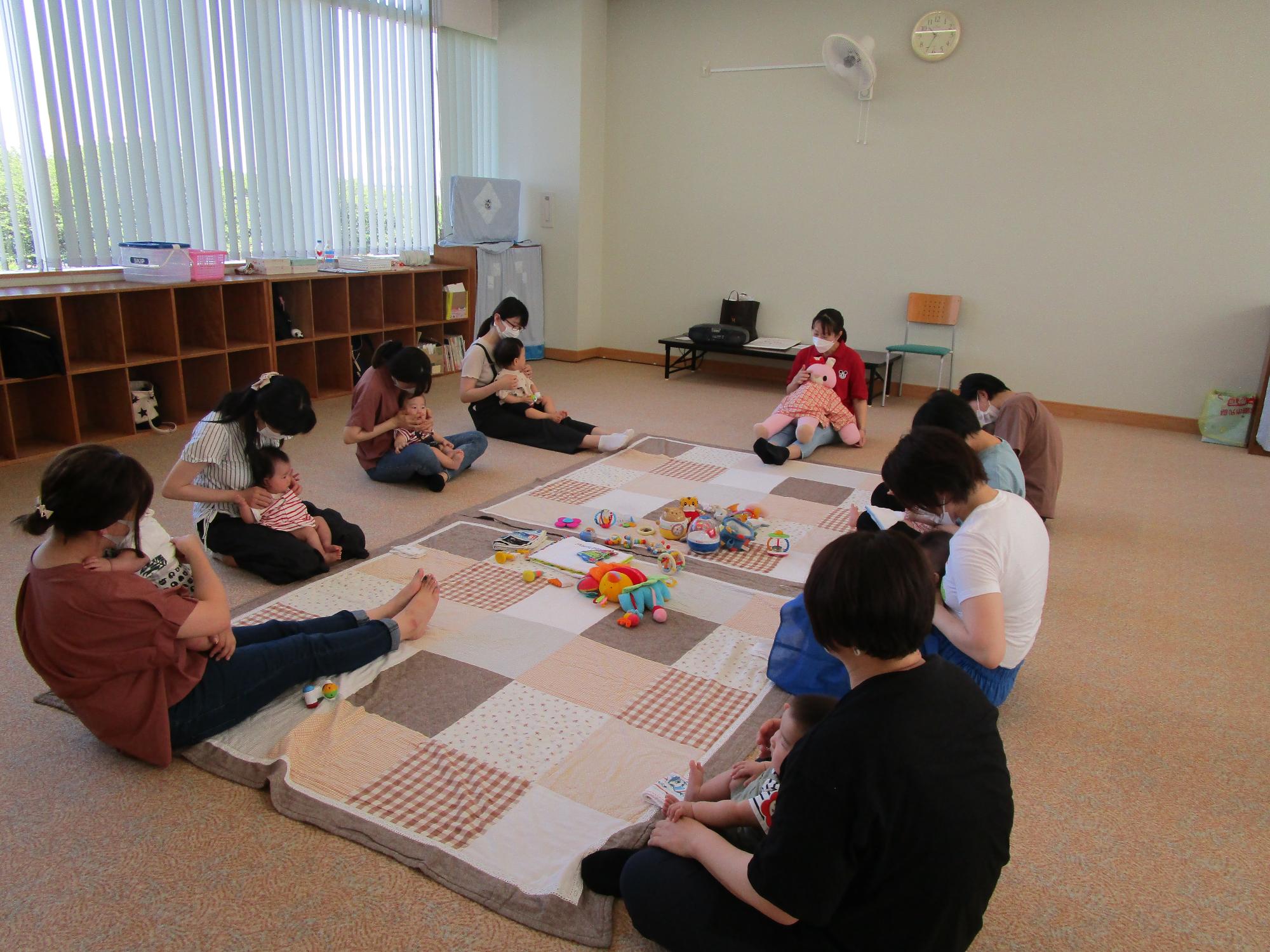 平和子育て支援センターの「赤ママ」の様子