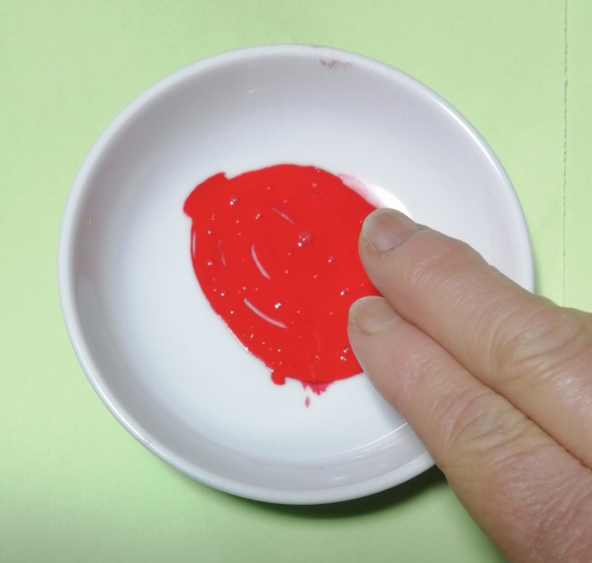 小皿で絵の具を練る様子